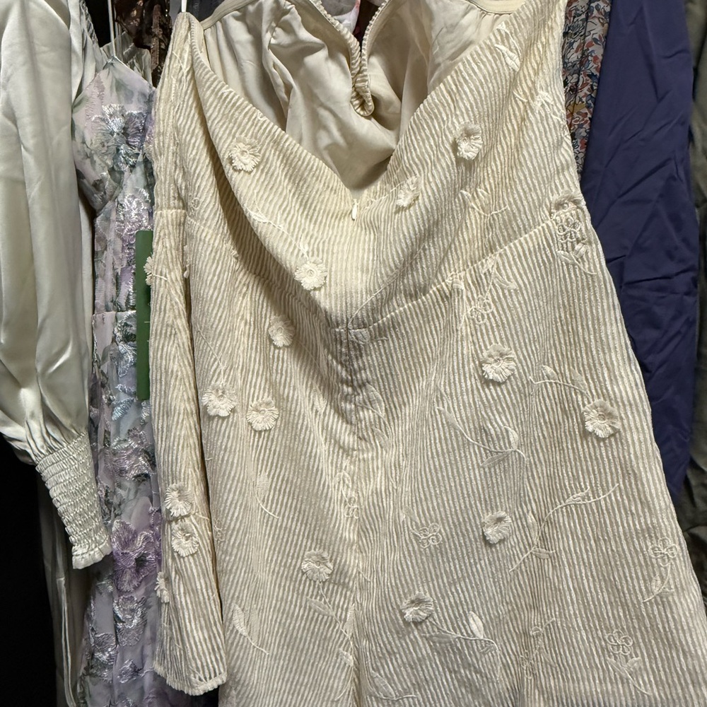 Storia Ivory Ruffled Dress - Picture 3 of 4